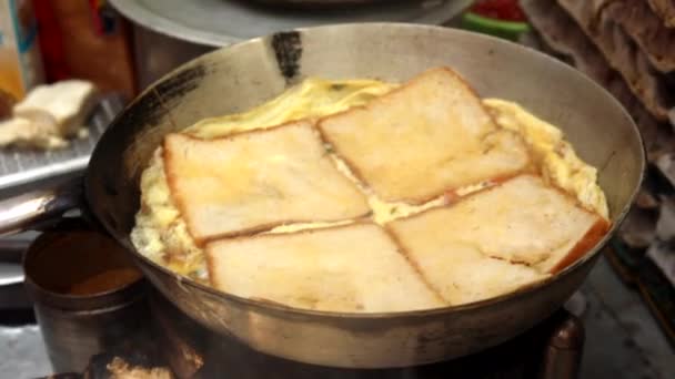 Індійському Стилі Яйця Омлет Сиром Соусами Гарніром Овочами Виготовленими Гарячій — стокове відео