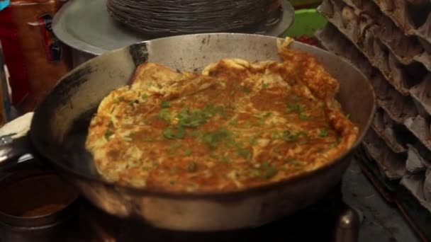 Indický Styl Vaječná Pizza Omeleta Sýrem Omáčkou Ozdobou Zeleninou Pánve — Stock video