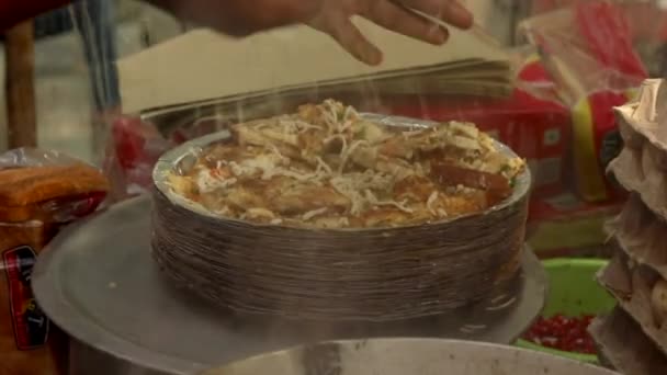 印度风格的鸡蛋披萨煎蛋卷 上面有奶酪 装饰品和蔬菜 用火热的黄油油锅烤成 — 图库视频影像