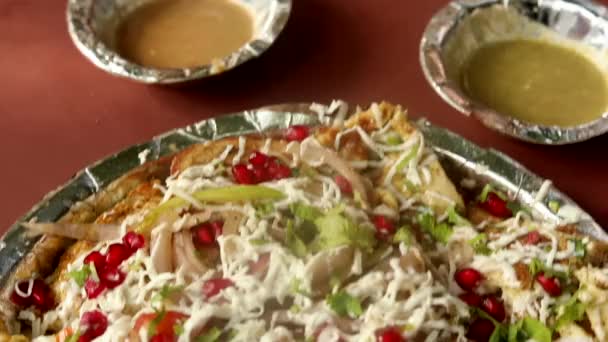 印度风格的鸡蛋披萨煎蛋卷 上面有奶酪 装饰品和蔬菜 用火热的黄油油锅烤成 — 图库视频影像