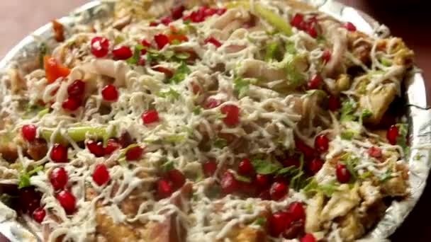 Omelete Pizza Ovo Estilo Indiano Coberto Com Queijo Molhos Enfeite — Vídeo de Stock