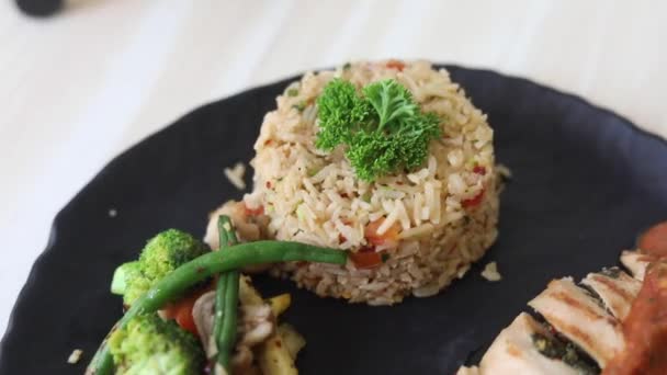 配上调味蔬菜 米和自制红酱的烤鸡片 — 图库视频影像
