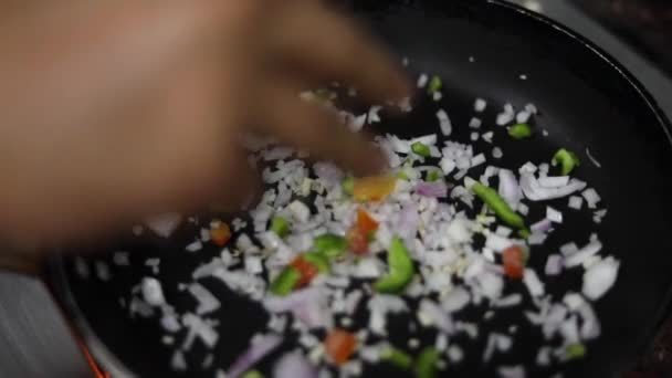 赤ソースを調理 ソテー野菜と 玉ねぎのカラメル 熱い油鍋に赤唐辛子とカプセシウム — ストック動画
