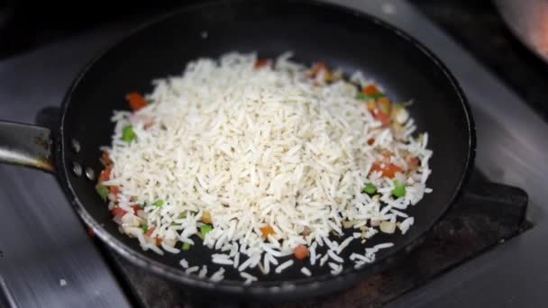 Weißer Reis Auf Einer Schwarzen Pfanne Garniert Mit Koriander — Stockvideo