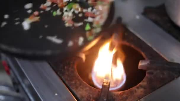 Koken Van Rode Saus Met Gebakken Groenten Gekarameliseerde Uien Rode — Stockvideo