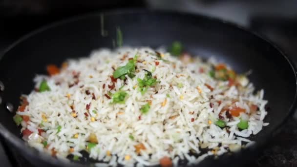 Cozinhar Arroz Branco Uma Panela Preta Decorado Com Coentro — Vídeo de Stock