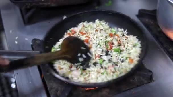 Vaření Bílé Rýže Černé Pánvi Zdobené Koriandru — Stock video