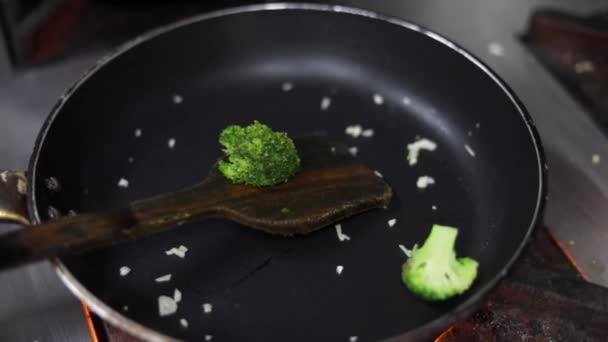 Cozinhar Molho Vermelho Com Legumes Refogados Cebolas Caramelizadas Pimentas Vermelhas — Vídeo de Stock