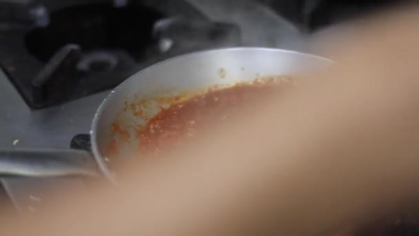 Rote Soße Mit Sautiertem Gemüse Karamellisierten Zwiebeln Roten Chilischoten Und — Stockvideo