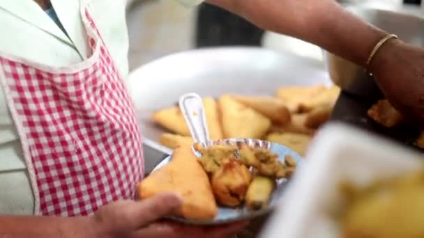 Making Indian Style Fritters Bread Pakoda Deep Frying Vegetables Stuffed — Stock Video