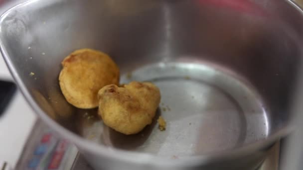 Изготовление Оладьи Индийского Стиля Хлеб Пакода Путем Глубокой Жарки Овощей — стоковое видео