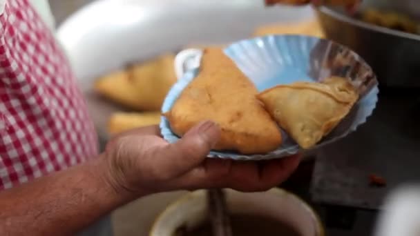 Göra Indian Stil Fritters Eller Bröd Pakoda Genom Fritering Grönsaker — Stockvideo