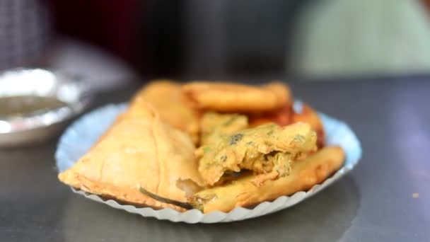 Robienie Indyjskich Placków Lub Pakody Chlebowej Przez Smażenie Warzyw Nadziewanych — Wideo stockowe