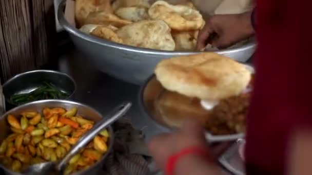 Choley Für Cholle Bhature Mit Zwiebeln Rotem Indischem Salat Und — Stockvideo