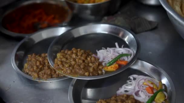 Choley Für Cholle Bhature Mit Zwiebeln Rotem Indischem Salat Und — Stockvideo