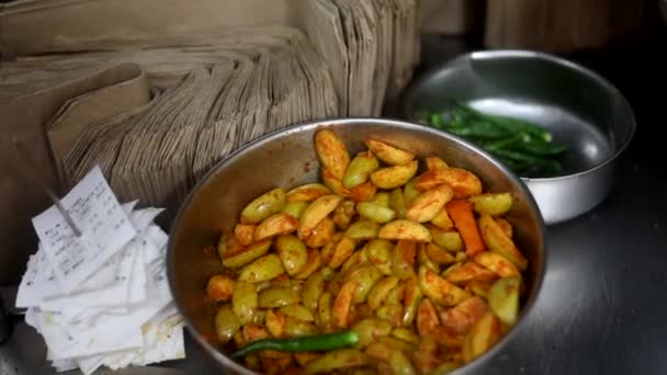 Choley Für Cholle Bhature Mit Zwiebeln Rotem Indischem Salat Und — Stockvideo