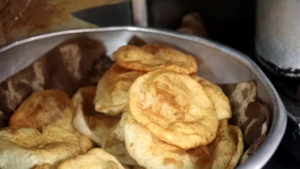 Hogy Koley Kolle Bhature Szolgáló Hagyma Vörös Indiai Saláta Borsó — Stock videók