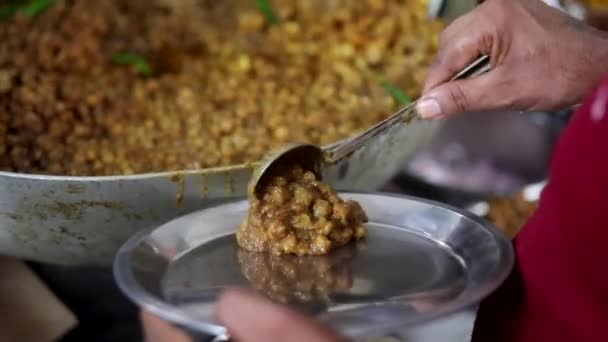 为与洋葱 红色印度沙拉和豌豆一起食用的胆汁制作胆汁 — 图库视频影像