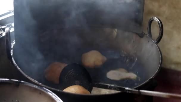 Делать Индийский Хлеб Bhature Cholley — стоковое видео