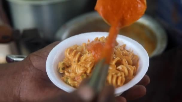 Cremoso Rua Molho Vermelho Fez Macarrão Delhi Índia — Vídeo de Stock