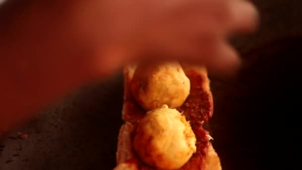 在炒锅上做印度街头小菜 配上绿胡桃 红番茄酱和睫毛膏 — 图库视频影像