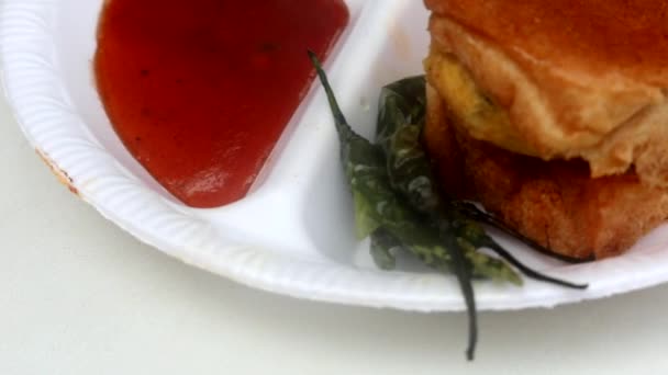 Fazendo Rua Índia Vada Pav Uma Frigideira Servida Com Chutney — Vídeo de Stock