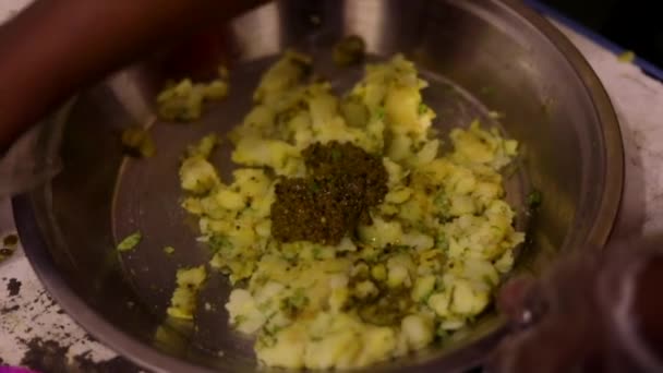 Göra Potatisbollar Marinerade Med Besan Och Andra Indiska Kryddor — Stockvideo