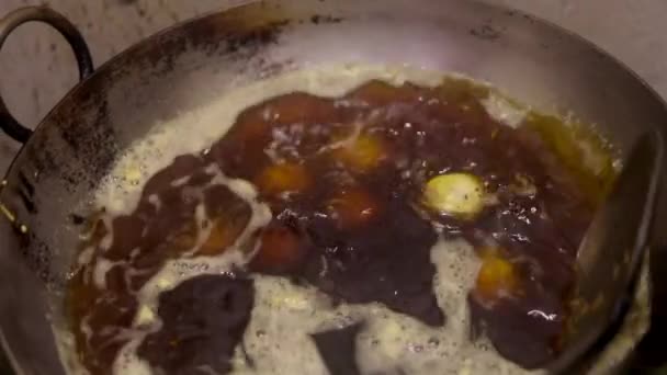 油で満たされたカダイで揚げポテトボールやインドのバダを作る Vada Pav — ストック動画