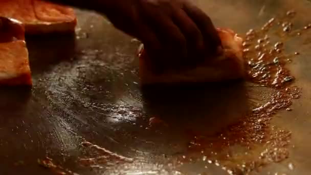 インドのパブ インドの赤いグレービー バジをタワやパンに盛り付け 玉ねぎやインドのスパイスをトッピング — ストック動画
