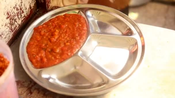 インドのパブ インドの赤いグレービー バジをタワやパンに盛り付け 玉ねぎやインドのスパイスをトッピング — ストック動画