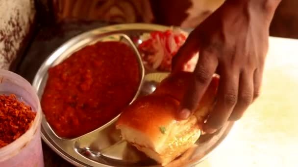 印度人Pav Bhaji 用酱汁或面包在烤盘或平底锅上 配上洋葱和印地安人调味品 制成印度红肉汤 — 图库视频影像