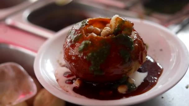 Haciendo Estilo Indio Calle Chaat Raj Kachori Con Especias Rematado — Vídeo de stock