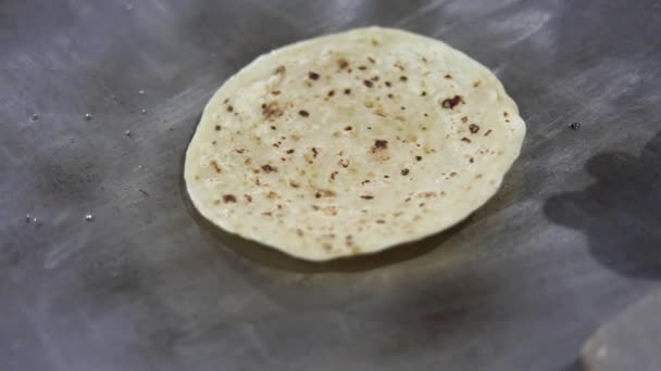 Готовить Индийский Хлеб Паранта Огромной Кастрюле Тава — стоковое видео