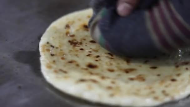 Готовить Индийский Хлеб Паранта Огромной Кастрюле Тава — стоковое видео