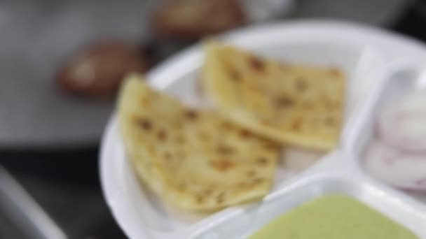 Подавать Тарелку Вкусного Баранины Галути Кабаб Подлинным Индийским Хлебом Паранта — стоковое видео
