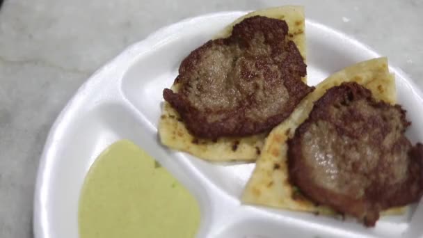 Servieren Sie Einen Teller Mit Köstlichem Hammelfleisch Galouti Kababs Mit — Stockvideo