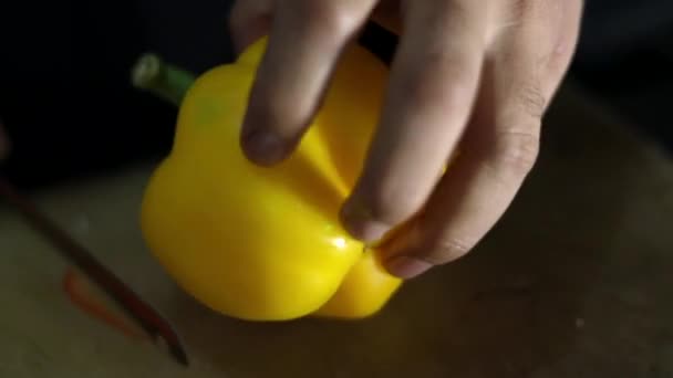 Cortar Verduras Cebollas Pimientos Amarillos Pimientos Una Tabla Madera — Vídeo de stock