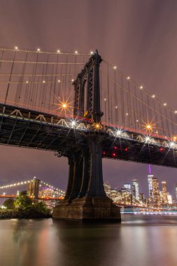 Gece John Street Park 'taki Manhattan Köprüsü' nün fotoğrafı..