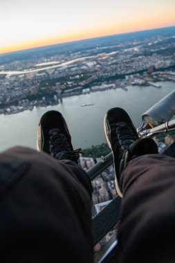 Günbatımında Manhattan, New York 'un havadan görüntüsü Empire State Binası, Times Meydanı, Dünya Ticaret Merkezi, Chrysler Binası ve diğer New York şehrinin gökdelenlerine bakıyor..