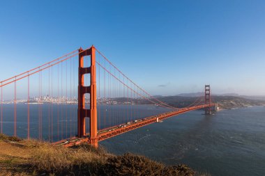 Güneşli bir günde, Golden Gate Köprüsü 'nden Ridge Bataryası yakınındaki Vista Point' e kadar manzaralı.. 