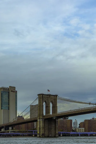 Brooklyn Köprüsü 'nün New York' taki Brooklyn Köprüsü Parkı 'ndan çekilen dikey görüntüsü..