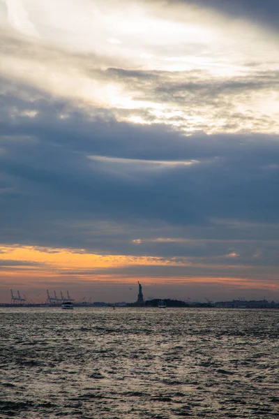 Günbatımında Manhattan, New York 'un havadan görüntüsü Empire State Binası, Times Meydanı, Dünya Ticaret Merkezi, Chrysler Binası ve diğer New York şehrinin gökdelenlerine bakıyor..