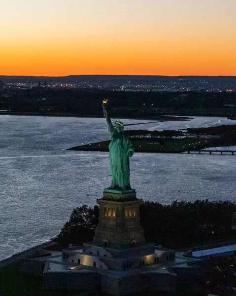 Günbatımında Manhattan, New York 'un havadan görüntüsü Empire State Binası, Times Meydanı, Dünya Ticaret Merkezi, Chrysler Binası ve diğer New York şehrinin gökdelenlerine bakıyor..