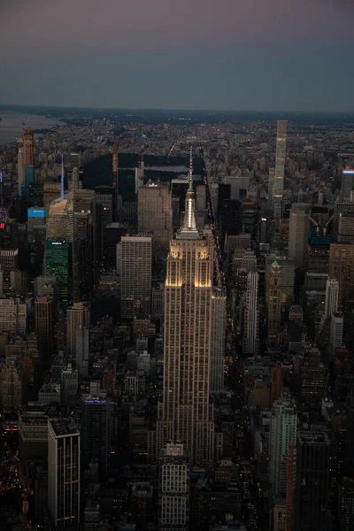 Günbatımında Manhattan, New York 'un havadan görüntüsü Empire State Binası, Times Meydanı, Dünya Ticaret Merkezi, Chrysler Binası ve diğer New York şehrinin gökdelenlerine bakıyor..