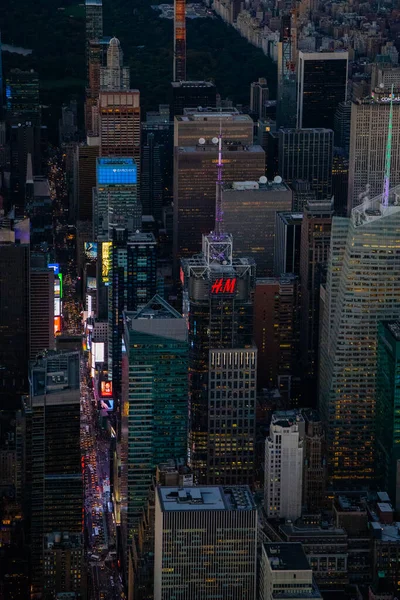 Günbatımında Manhattan, New York 'un havadan görüntüsü Empire State Binası, Times Meydanı, Dünya Ticaret Merkezi, Chrysler Binası ve diğer New York şehrinin gökdelenlerine bakıyor..