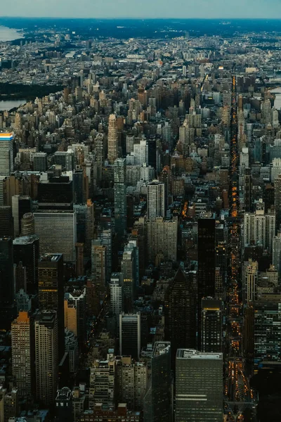Günbatımında Manhattan, New York 'un havadan görüntüsü Empire State Binası, Times Meydanı, Dünya Ticaret Merkezi, Chrysler Binası ve diğer New York şehrinin gökdelenlerine bakıyor..