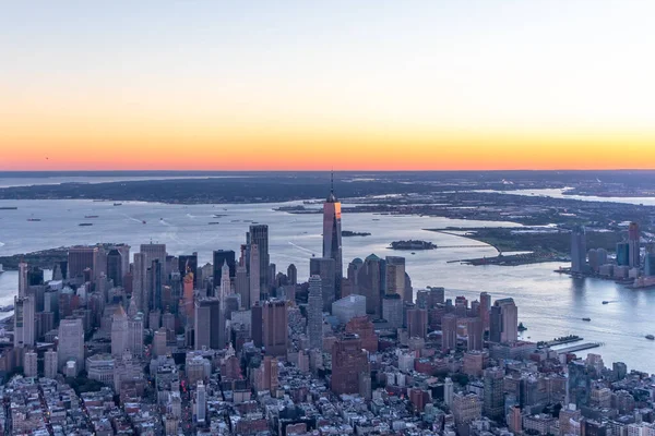 Günbatımında Manhattan, New York 'un havadan görüntüsü Empire State Binası, Times Meydanı, Dünya Ticaret Merkezi, Chrysler Binası ve diğer New York şehrinin gökdelenlerine bakıyor..