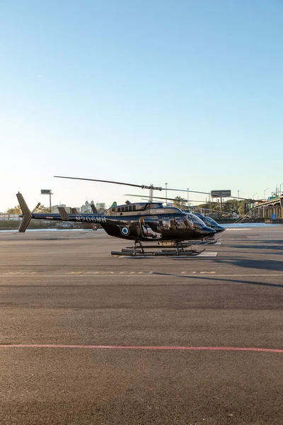 Helikopter Diparkir Gantungan — Stok Foto