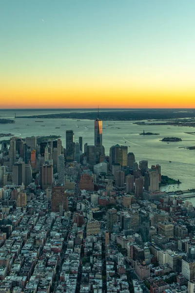 Günbatımında Manhattan, New York 'un havadan görüntüsü Empire State Binası, Times Meydanı, Dünya Ticaret Merkezi, Chrysler Binası ve diğer New York şehrinin gökdelenlerine bakıyor..