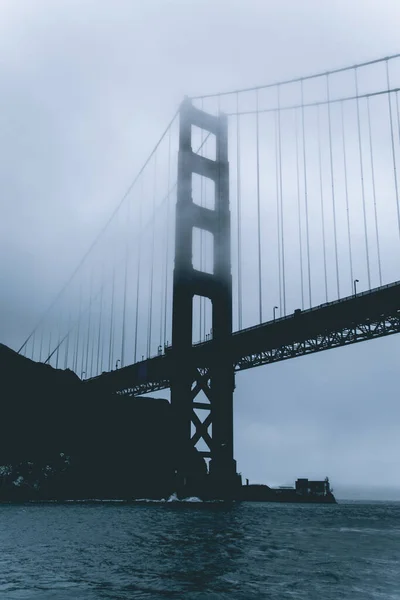 Bir yattan Golden Gate Köprüsü 'nün karamsar fotoğrafı. San Francisco 'daki Golden Gate Köprüsü' nün altında sisli yağmurlu bir gün. Hava bulutlu ve kötü iklim koşulları.